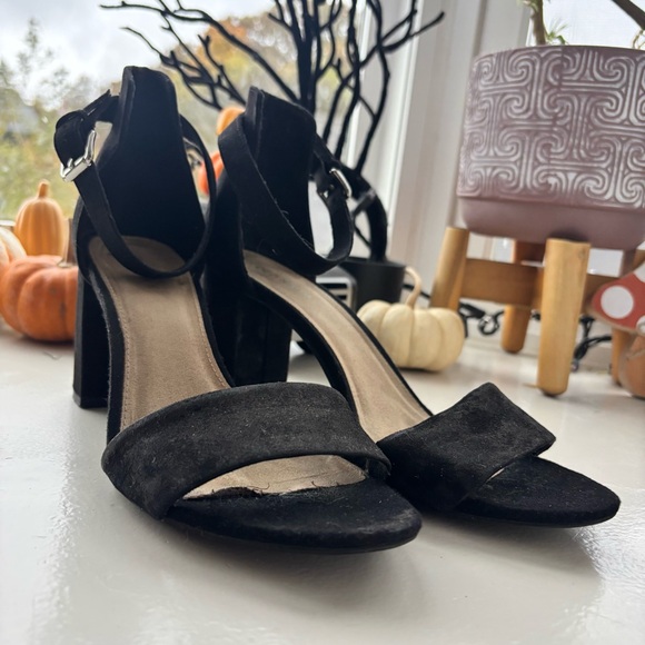 Old Navy Black Faux Suede Block Heels Size 8 - Picture 3 of 15